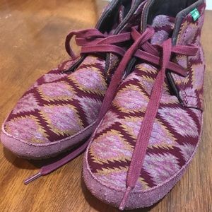 Up 4 sale a used pair off Sanuk booties, size 7